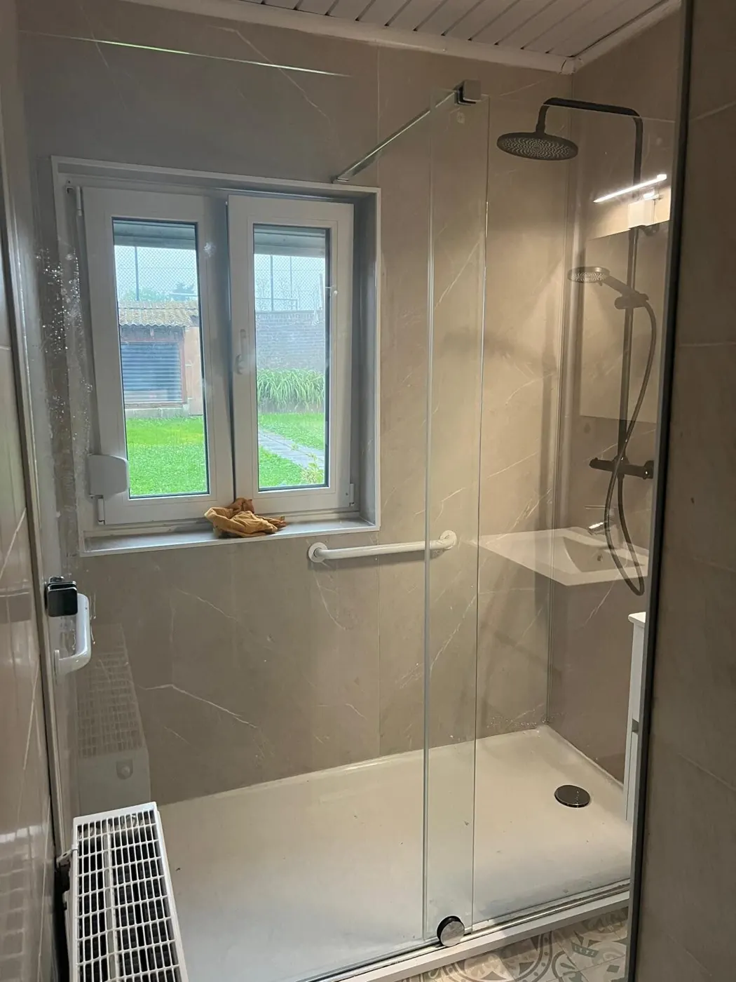 Douche à l'italienne installée par JF Chauffage