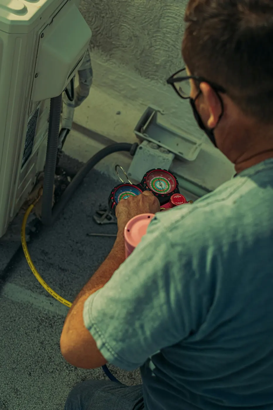 Technicien effectuant un diagnostic